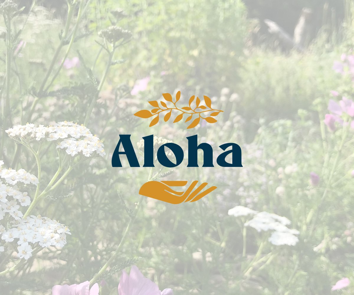 Die Wortbildmarke von Aloha G&auml;rten &uuml;ber einer Wiese aus Schafgarbe und Malve