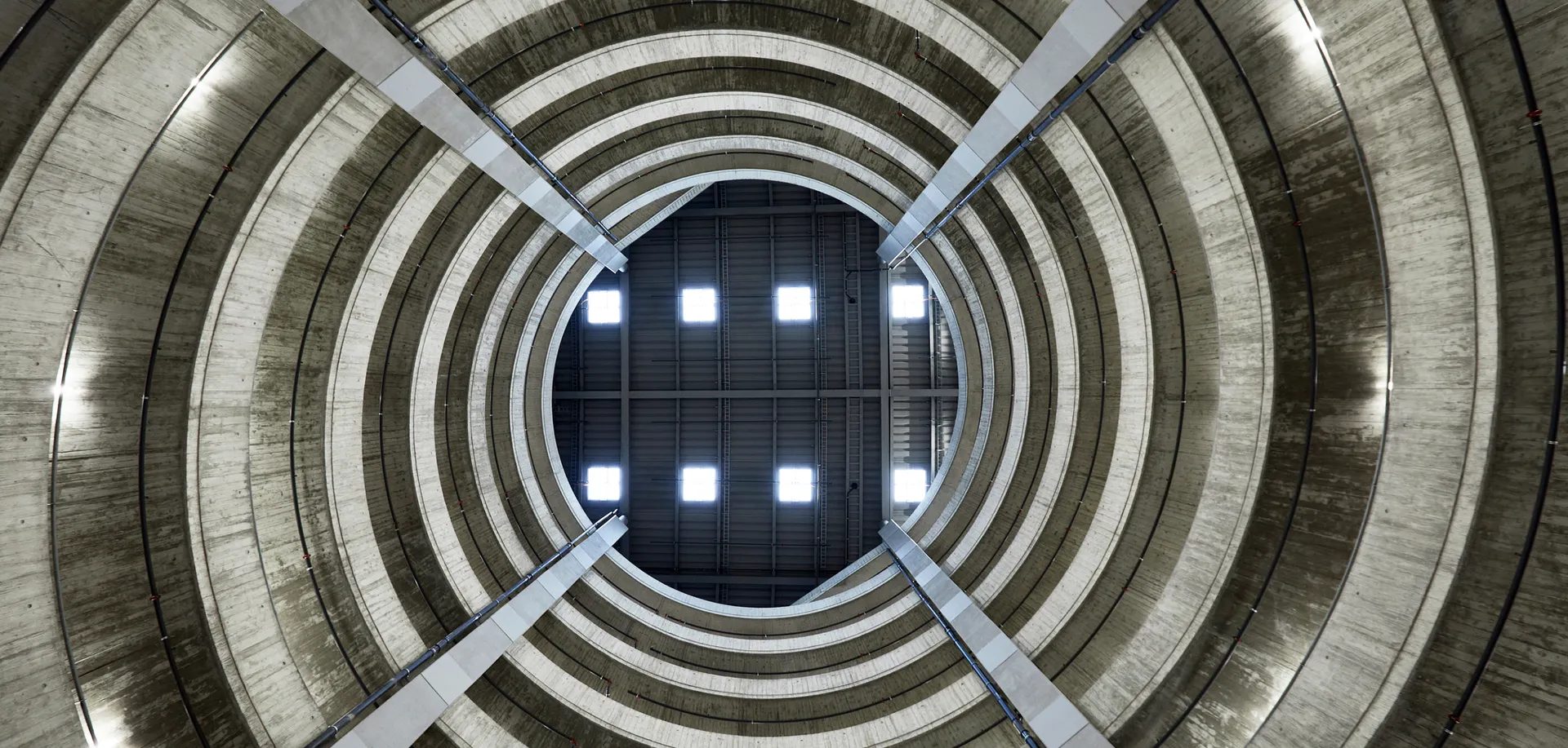 Der runde Betonschacht einer Baustelle, von unten fotografiert