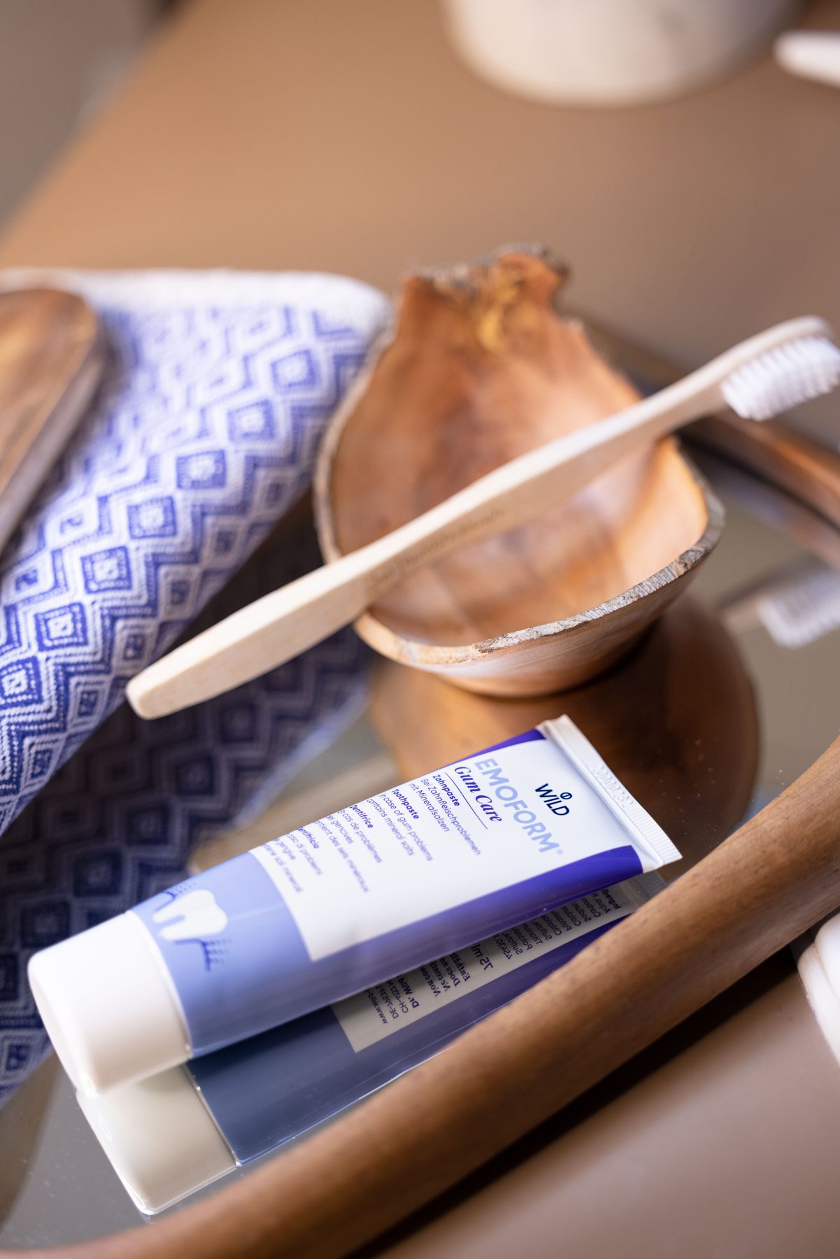 Gestaltetes Flatlay: Zahnb&uuml;rste, Tube und Textil